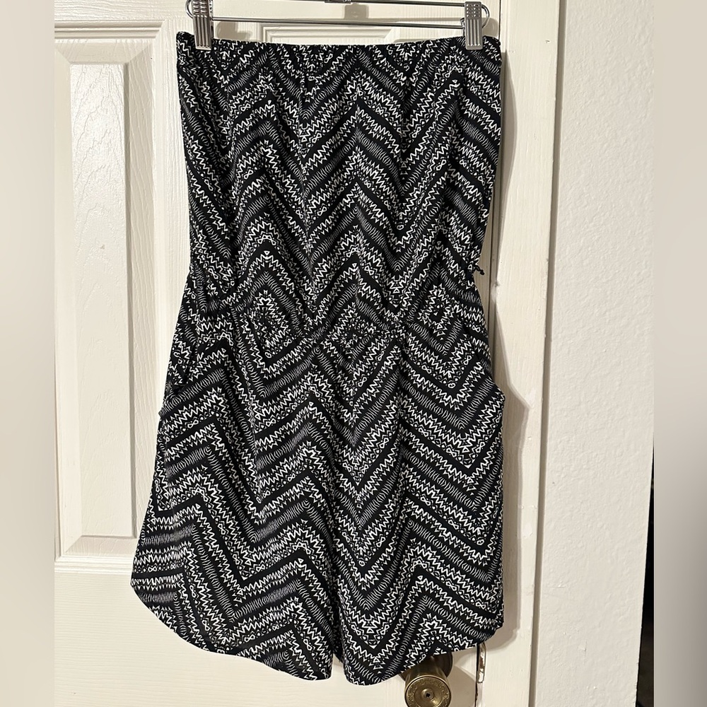 Black and White Zigzag Patterned short romper with pockets